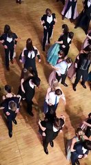 Un grupo de estudiantes baila de espaldas para no contagiarse de COVID-19