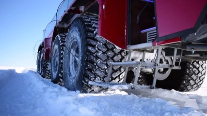Un bus turístico gigante recorre un glaciar amenazado de Islandia