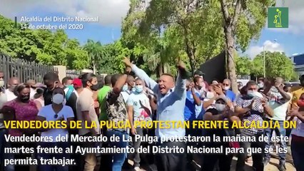 Vendedores del mercado de La Pulga protestan frente al Ayuntamiento del Distrito Nacional