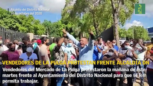 Vendedores del mercado de La Pulga protestan frente al Ayuntamiento del Distrito Nacional