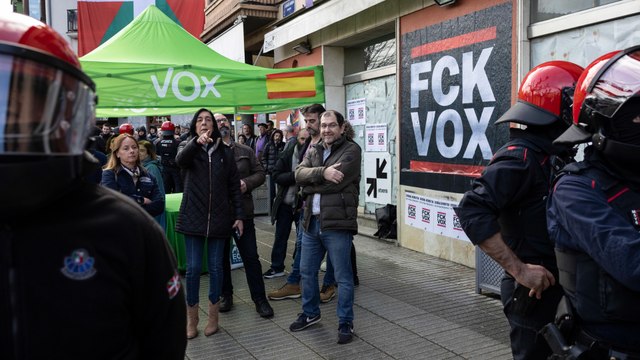 Un grupo de manifestantes abuchea a una carpa informativa de Vox y se producen momentos de tensión