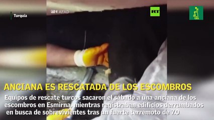 Anciana es recatada de los escombros en Turquía