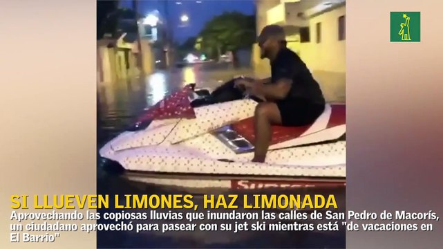 Sacó un jet ski para pasear por las calles de San Pedro de Macorís