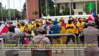 Vociferando "mis cuartos, ladrones" llegan al Congreso manifestantes del 30% AFP