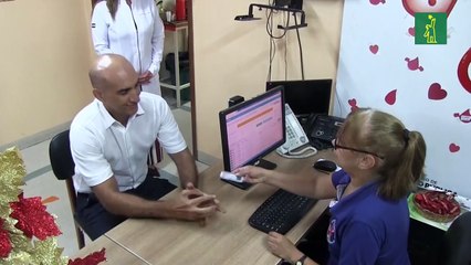 Ministro de Salud dona sangre ante nivel crítico de donaciones en Paraguay