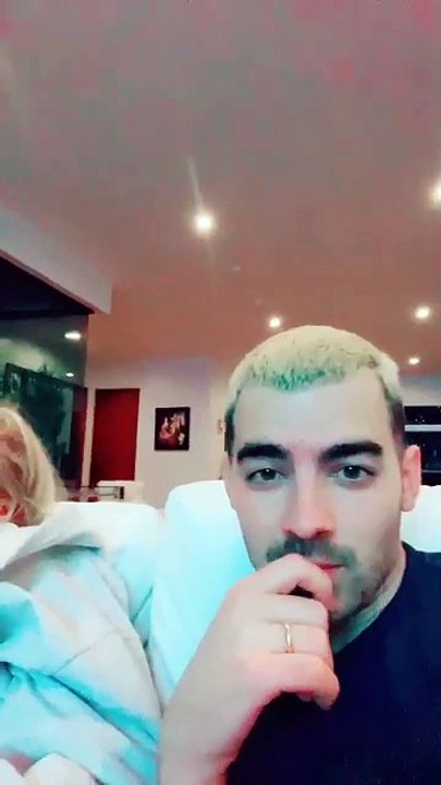 Joe Jonas y su esposa disfrutan del mambo de Omega "El Fuerte"