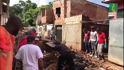 Las víctimas del temporal de Brasil despejan los escombros del desastre