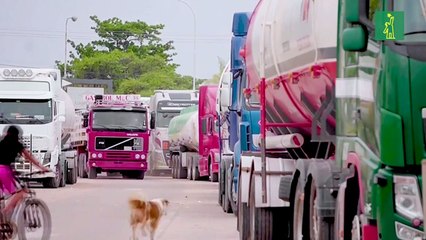 Camiones cisterna esperan ante escasez de diesel en parte de Bolivia