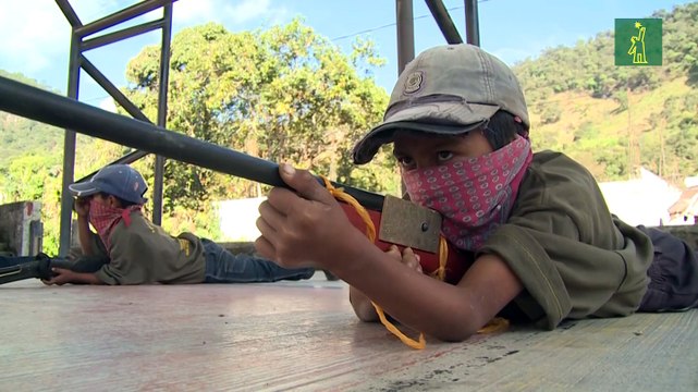 Niños mexicanos aprenden a usar armas largas para defenderse de narcotraficantes