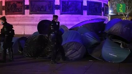 Cientos de migrantes evacuados del centro de París por la fuerza