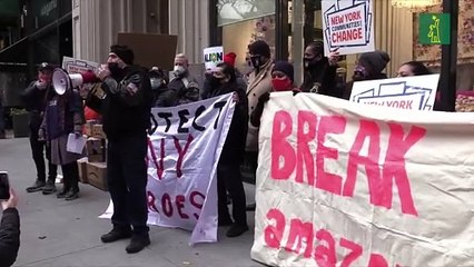 Activistas protestan contra Amazon ante la casa de Jeff Bezos en Manhattan