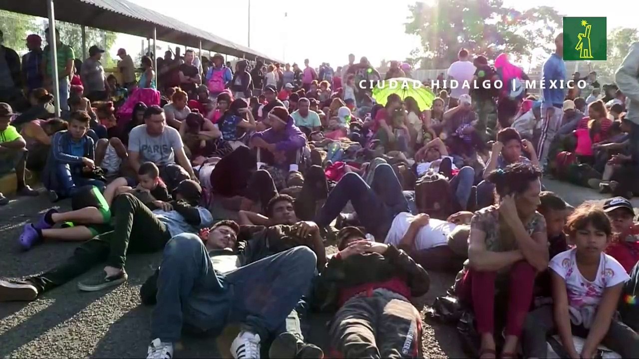 Centenares de personas cruzan el río Suchiate para ingresar en México