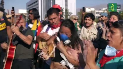 Bus quemado y denuncias por acción policial en nueva jornada de protestas en Chile