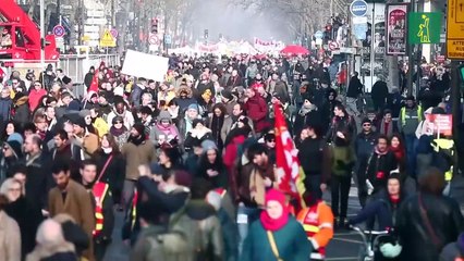 El Gobierno francés aprueba su reforma de pensiones con protesta en la calle