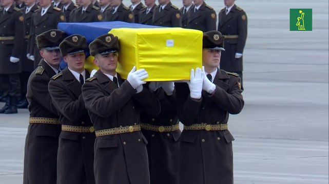 Lágrimas en Kiev al llegar cuerpos de víctimas de accidente aéreo en Irán