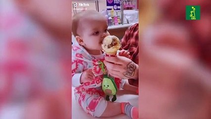 Una bebé lame un helado por primera vez y su inesperada reacción se vuelve viral