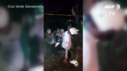 Siete muertos al caer un autobús a un barranco en El Salvador
