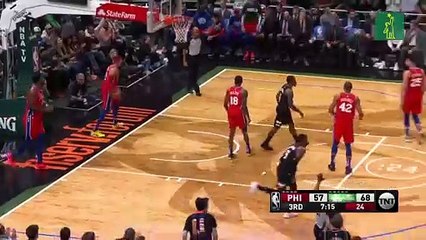 Giannis Antetokounmpo fue un gigante en triunfo de Milwaukee sobre Filadelfia