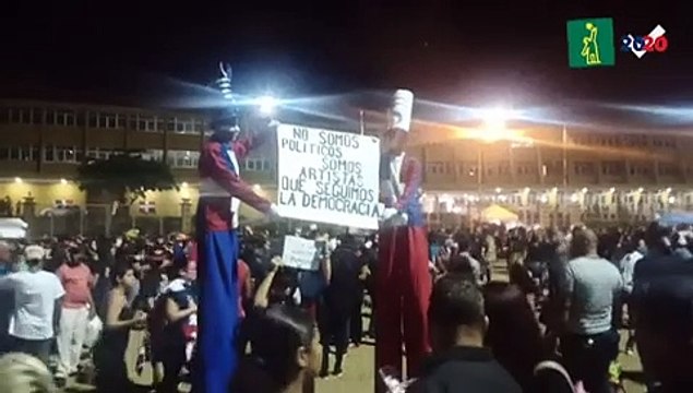 Con música y manifestaciones artísticas continúan las protestas frente a la JCE