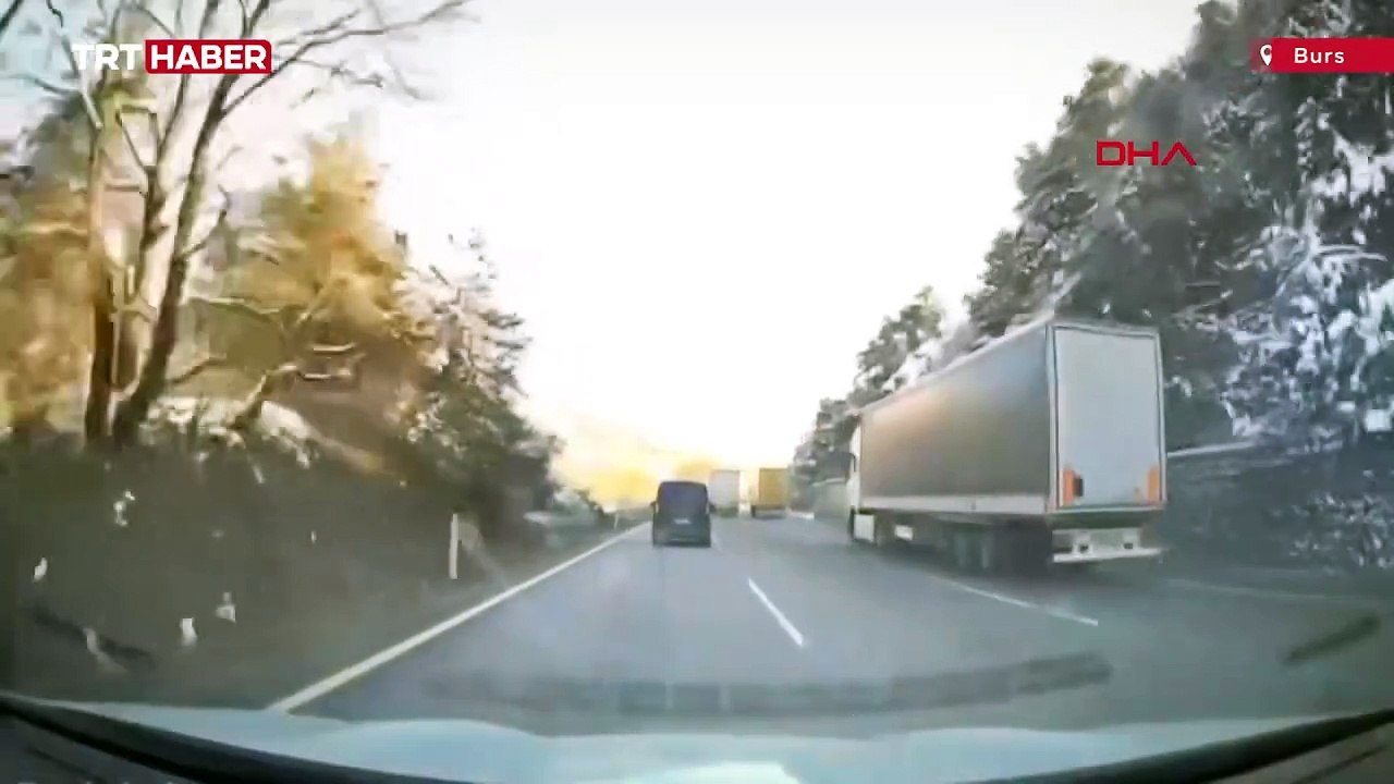 Seyir halindeki tırın dorsesi koptu: O anlar kamerada