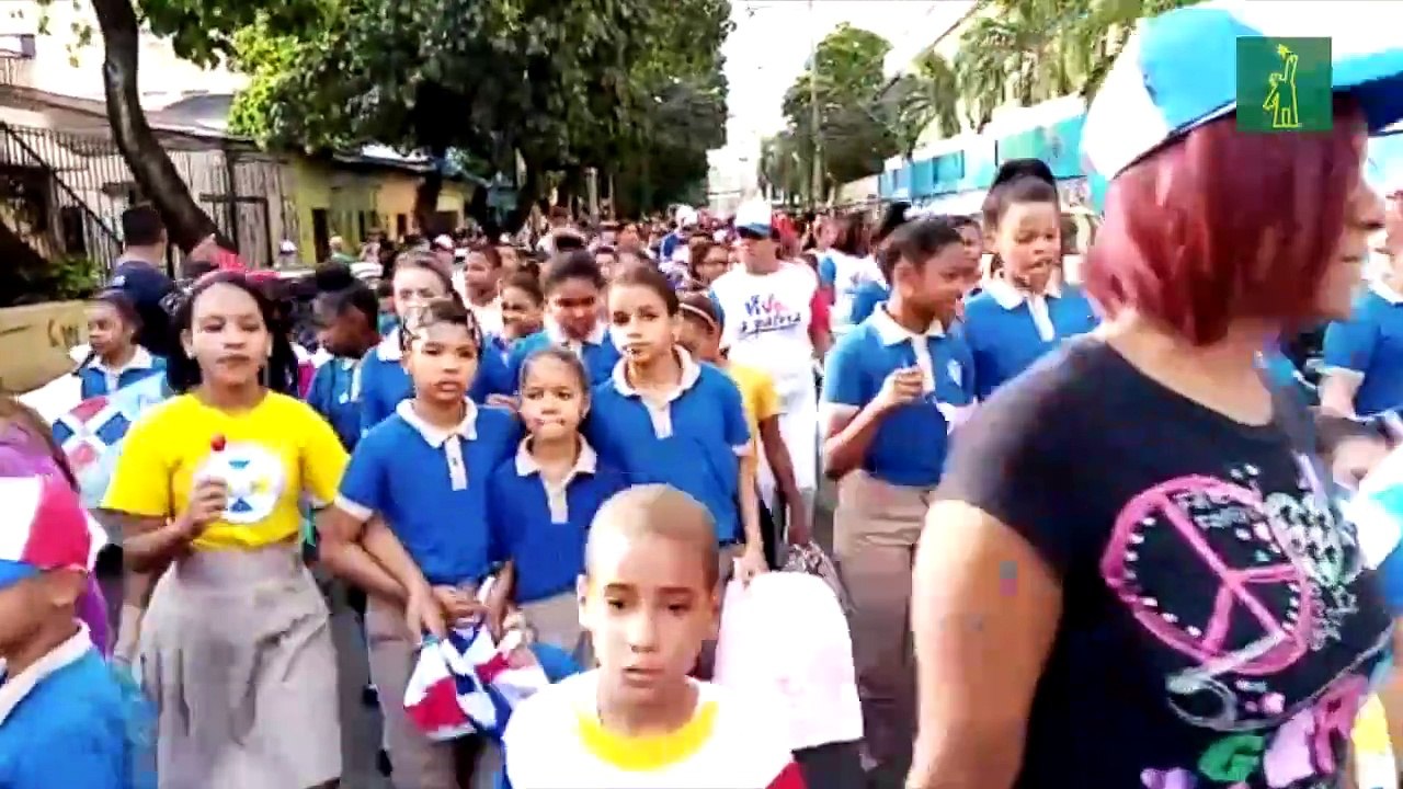 Niños desfilan por el mes de la patria
