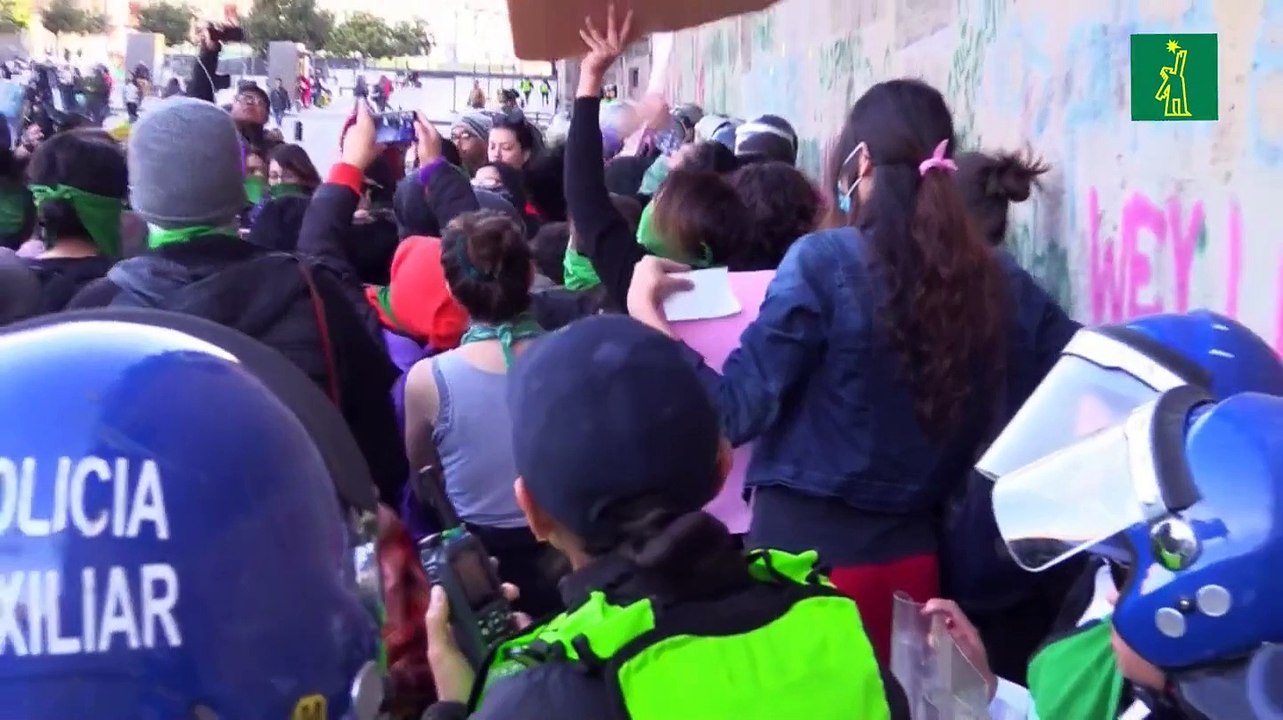Mexicanas pintaron la fachada del Palacio Nacional en protesta por feminicidios