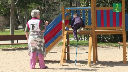 Sin escuelas por coronavirus en Madrid, los abuelos ejercen de cuidadores