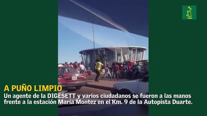 Agente de la DIGESETT y un grupo de ciudadanos convierten la Duarte en ring de boxeo