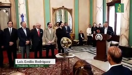 Danilo Medina recibe a los Toros en Palacio Nacional con la corona 20 de la Serie del Caribe