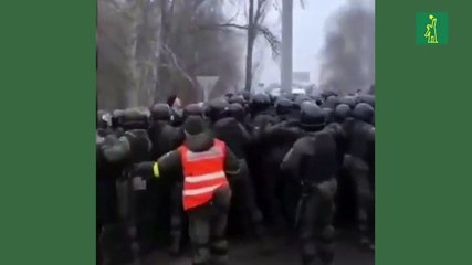Policías y blindados calman protestas en Ucrania por temor al coronavirus