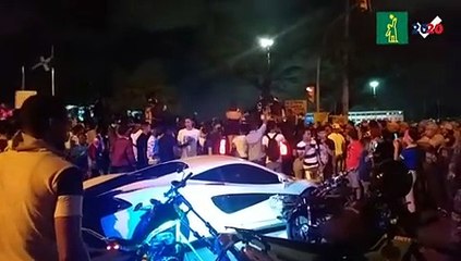 Mozart La Para y Dalisa Alegría acuden a la protesta y entregan botellas de agua