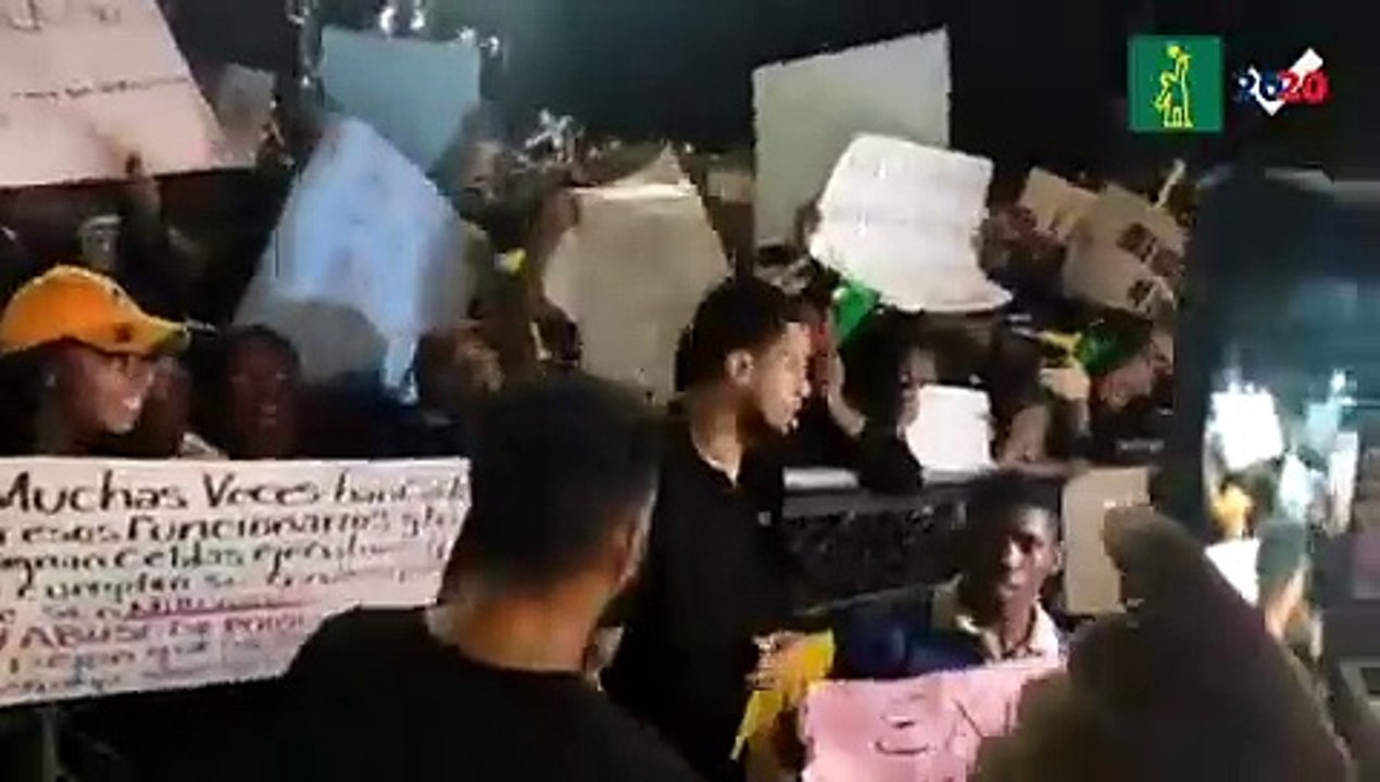 Lápiz Conciente y Don Miguelo llegan a la protesta y exigen “más educación” entre aplausos y abucheos