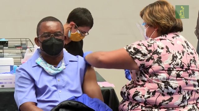 Biden quiere vacunar a más adultos contra el covid-19 e incluir a los adolescentes