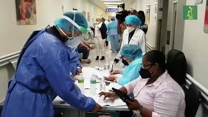 Personal médico del hospital Marcelino Vélez Santana expresa seguridad y satisfacción tras recibir primera dosis de vacuna contra COVID-19.