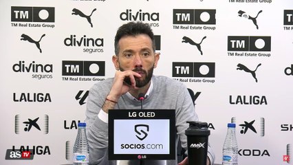 Corberán y la mano de Javi Galán