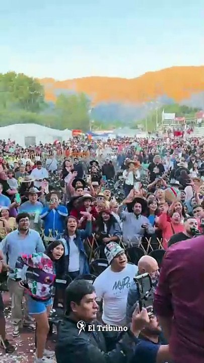 Lázaro Caballero, ídolo en la Serenata a Cafayate: le cortaron el sonido y siguió cantando con su público