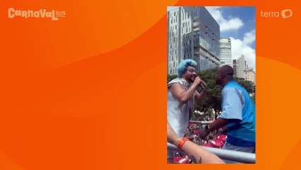 Tiago Abravanel canta sucesso que marcou o BBB22 durante bloco de carnaval