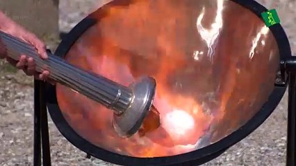 La llama olímpica encendida sin público debido al coronavirus