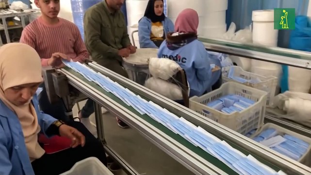 Manos con miedo y fe fabrican mascarillas contra el coronavirus en Egipto