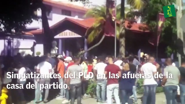 Simpatizantes del PLD en las afueras de la casa del partido