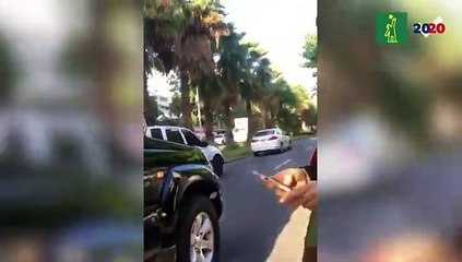 Momento en que agentes de la Policía interceptan dos transeúntes