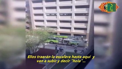 Bomberos de Miami usan gran escalera para animar a compañero hospitalizado por COVID-19