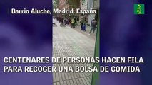 Centenares de personas hacen fila en un barrio de Madrid para recoger una bolsa con comida