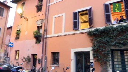 Los italianos cantan desde sus ventanas para luchar contra la depresión del virus