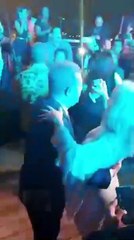 Leonel Fernández bailando merengue en cumpleaños de Johnny Ventura