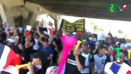 Continúa la llegada de manifestantes a la Plaza de la Bandera