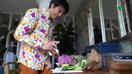 Un artista británico esculpe cada día un coronavirus con frutas y verduras