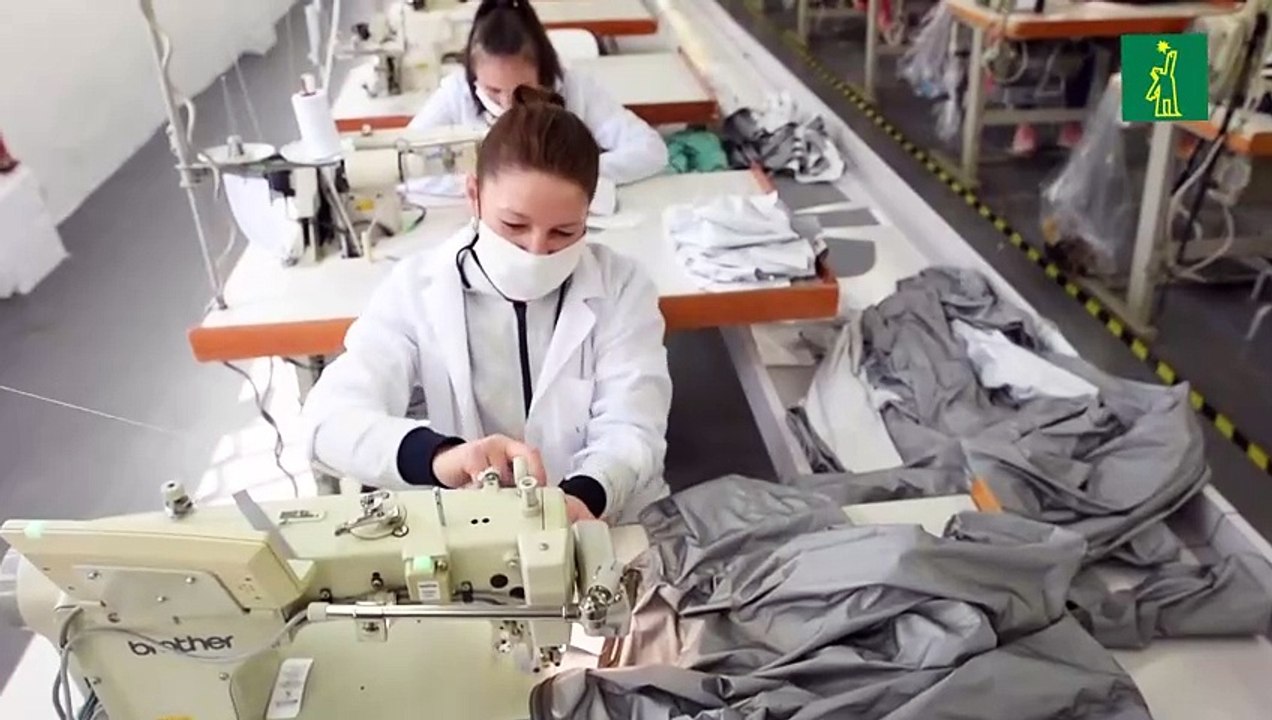 De hacer chaquetas para Armani a producir uniformes contra el coronavirus