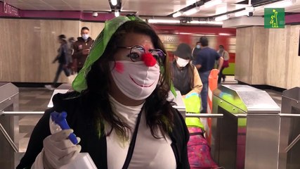 Con payasos buscan concienciar sobre pandemia en el metro de Ciudad de México