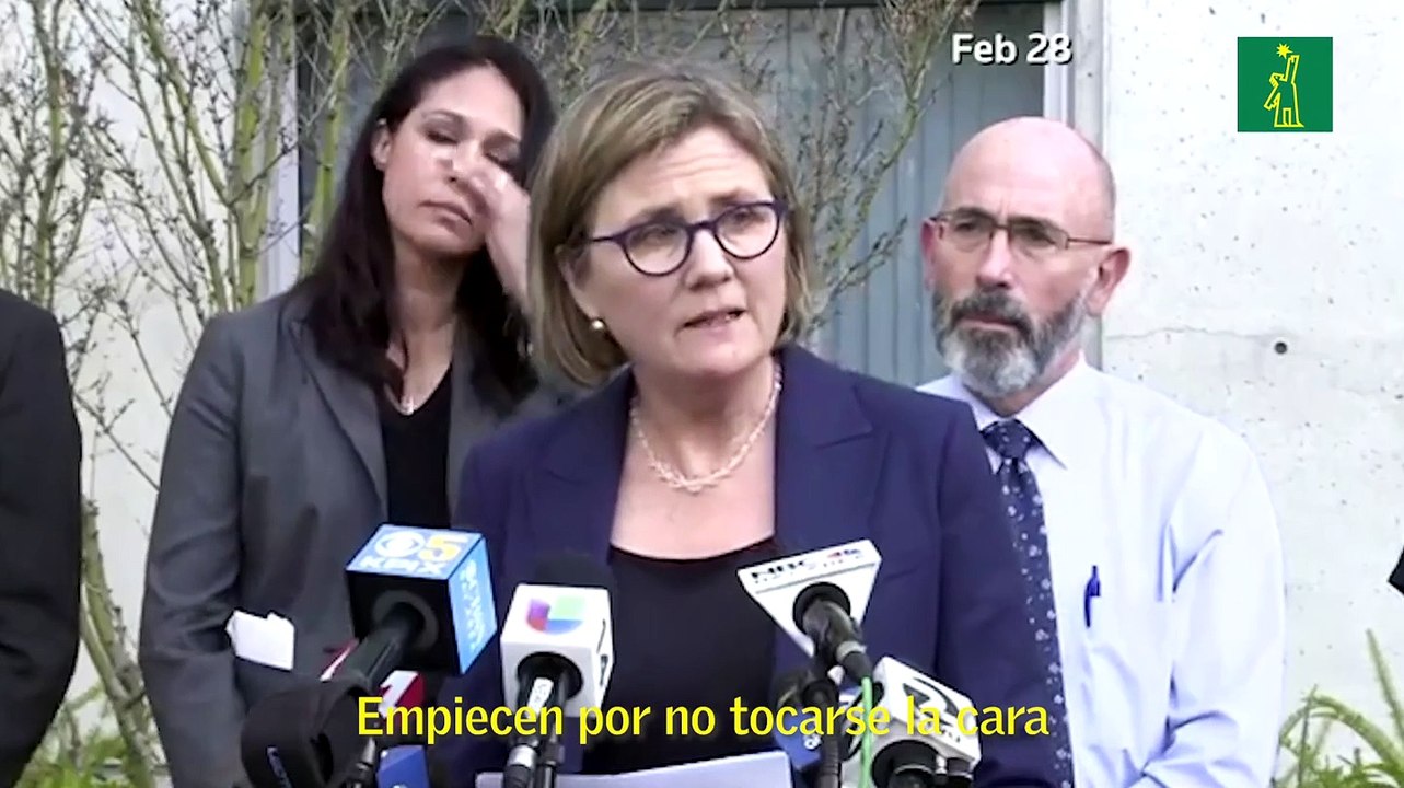 Directora de Salud Pública de Santa Clara (California) se lame dedo después de explicar medidas contra el coronavirus